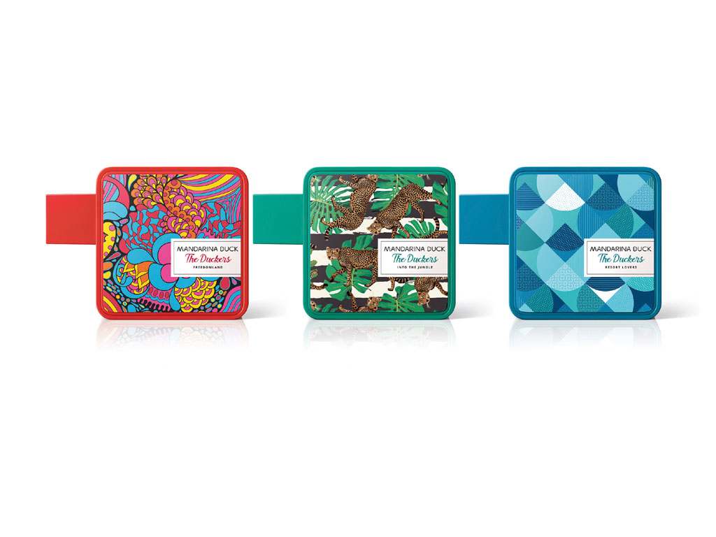Mandarina Duck. The Duckers. Into the Jungle. Famiglia Olfattiva: Fougère, Esperidato, Fiorito. Note di Testa: Limone italiano, Lavandindi Francia, Mandarino verde del Brasile, Rosmarino del Nord Africa eRabarbaro. Note di Cuore: Peonia, Fiori di ciliegio, Gardenia, Rosa, Violetta. Note di Fondo: Ambra, Muschio di quercia, Musk, Vetiver di Haiti. Il Naso: Marion Costero. (Prezzo Eau de Toilette 100ml: euro 40,00). Resort Lovers. Famiglia Olfattiva: Muschiata Fiorita Acquatica. Note di Testa: Aqual TM, Foglie di violetta, Bergamotto. Note di Cuore: Olio Essenziale di Rosa, Mughetto, Assoluta di Osmantus. Note di Fondo: Olio Essenziale di Cipriolo (detto anche Nagamotha), Assoluta di Fava Tonka, olio essenziale di Patchouli.Il Naso: Véronique Nyberg. (Prezzo Eau de Toilette 100ml: euro 40,00). Freedomland. Famiglia Olfattiva: Fiorito, Fruttato, Addictive. Note di Testa: Arancio del Brasile, Limone italiano, Menta Nanah del Marocco, Basilico Egiziano, Ananas, Fragola. Note di Cuore: Piňacolada e latte di cocco, Assoluta di gelsomino, Communnelle di Or Pur, Lytchi. Note di Fondo: Delizia di ciliegia, Pisco Sour Cocktail, Eliotropio, Musk. Il Naso: Carine Certain Boin. (Prezzo Eau de Toilette 100ml: euro 40,00).