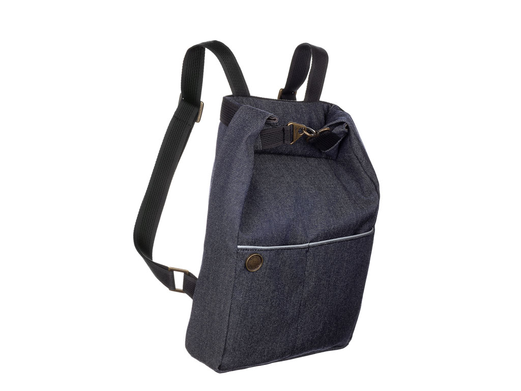 Mirantico. Zayn8 Cielo Denim. Zaino con struttura tubolare con gancio metallico che chiude la tasca principale. Tessuto sartoriale di lana idrorepellente trattato con metodo ecologico. Due scomparti interni e due tasche esterne posteriori con cerniera e tasca più piccola. Bretelle regolabili. Banda rifrangente inserita sulle tasche anteriore. Si lava in lavatrice a 30° con programma rapido e delicata. Prezzo: euro 195,00.