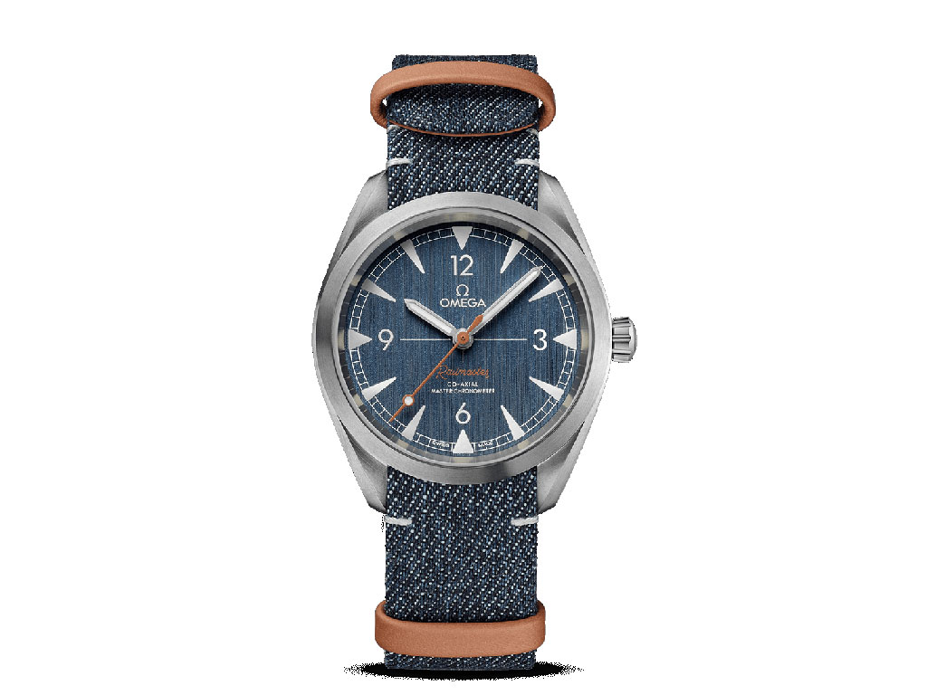 Omega Watches. SeaMaster RailMaster Co-Axial Master Chronometer 40mm. Versione di ispirazione denim presenta una cassa simmetrica da 40 mm realizzata in acciaio inossidabile e un fondello con bordo ondulato. Il quadrante con finitura spazzolata verticale “blue jeans” si distingue per le lancette spazzolate in acciaio inossidabile e gli indici rientranti riempiti di Super-LumiNova grigio chiaro. A completare il modello, la lancetta centrale dei secondi beige e, per una nota classica, l'iscrizione “Railmaster” applicata dello stesso colore. Movimento a carica automatica dotato di scappamento Co-Axial. Certificato Master Chronometer approvato dal METAS, resistente a campi magnetici fino a 15.000 gauss. Bilanciere a spirale libera (senza racchetta) con spirale in silicio, meccanismo di carica automatica bidirezionale. Speciale finitura motivo