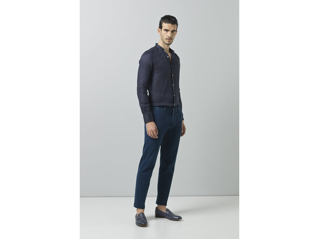 Re-HasH. Modello Muchad. Pantalone chinos, tasca davanti taglio francese. Dettaglio risvolto fondo gamba da 2,5 cm. Taschino porta orologio. Vestibilità slim con vita medio alta. Prezzo: euro 198,00.