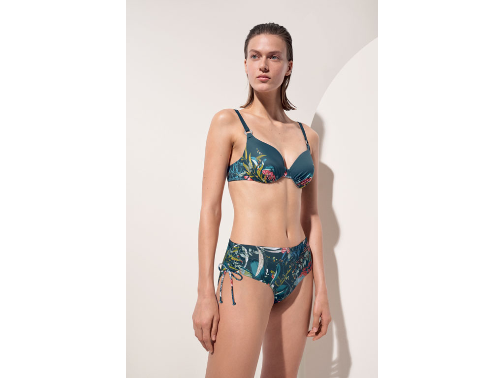 Triumph. Serie Botanical Leaf. Reggiseno sfoderato con ferretto. Spalline sottili regolabili con anelli dorati. Realizzato con materiali riciclati, morbidi al tatto. Prezzo: euro 52,95. Slip Midi con dettagli laterali con coulisse. Prezzo: euro 34,95.