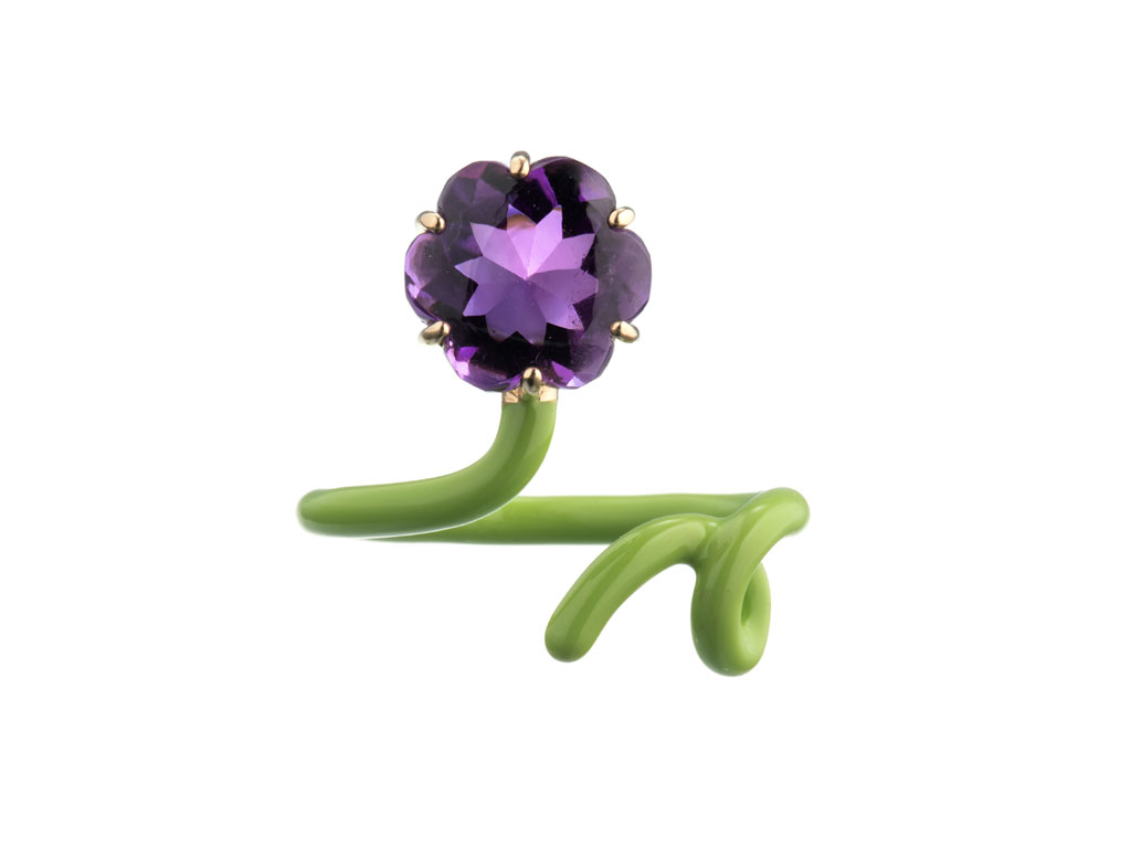 Bea Bongiasca. Lime Flower Ring. Anello in oro giallo 9 kt con smalto verde lime e ametista taglio flore. Prezzo: euro 900,00.