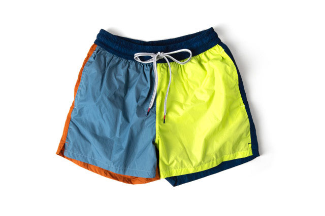 Berwich. Ber-Beach. decide di completare la sua proposta di bermuda funzionali, con l'introduzione della categoria beachwear (ber_beach). Costume multi-color, con una tasca applicata sul retro in fantasia camouflage. Realizzato in 100% nylon. Prezzo: euro 112,00.