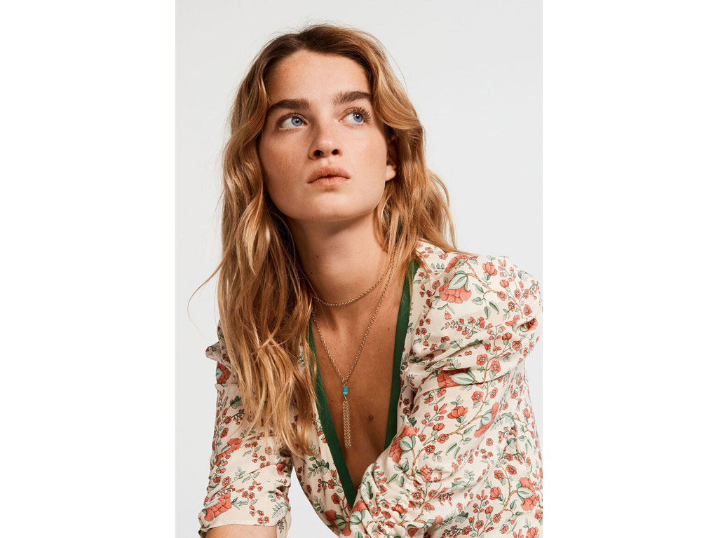 Claudie Pierlot. Chain necklace. Collana dorata con tris di perline turchesi. Chiusura a moschettone. Lunghezza: da 79 a 85 cm. Prezzo: euro 65,00.