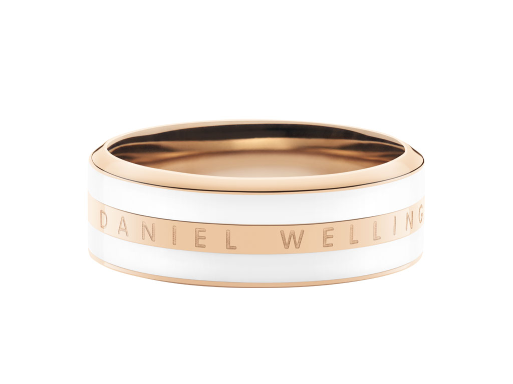 Daniel Wellington. Emalie Ring. Il corpo dell’anello è in acciaio inossidabile e rifinitura smaltata. La finitura è proposta in argento o con placcatura in oro rosato. Prezzo: euro 45,00.