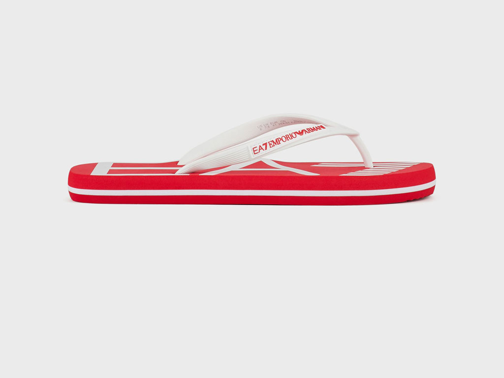 EA7 Emporio Armani. Ciabatte infradito realizzate in morbida gomma per assicurare massimo comfort al piede. Suola antiscivolo. 4 colori disponibili. Prezzo: euro 37,00.