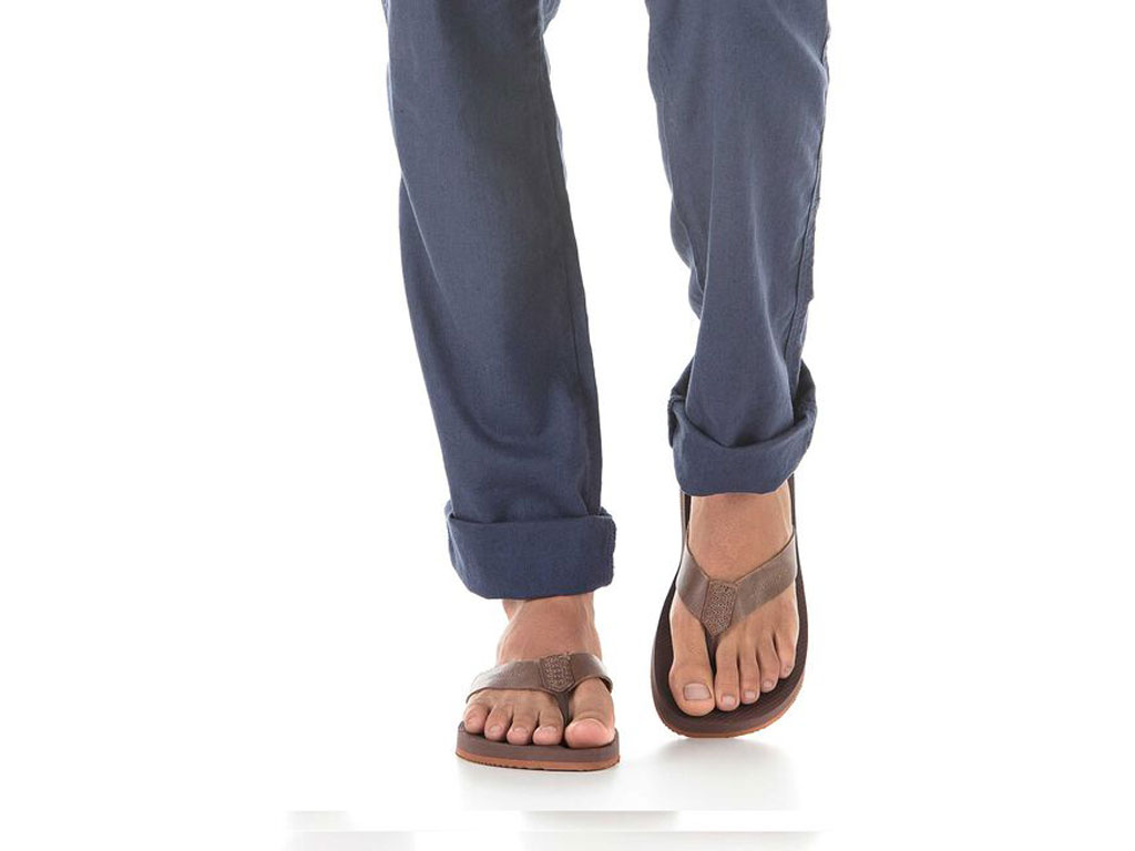 Havaianas. Urban Series Special. Infradito comoda, leggera, resistente alle alte temperature e all’acqua con suola antiscivolo in gomma. Fascette in pelle. Suola: 1,7 cm. Prodotte in Brasile. Prezzo: euro 45,00.