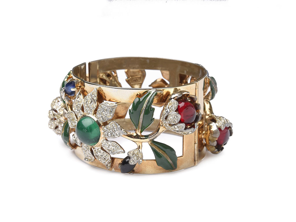 L’Arabesque. Bracciale “Carmen Miranda”. Metallo dorato, foglie smalto, strass Adolph Katz per Coro, 1939 ca. e vetro. Prezzo: euro 2.100,00.