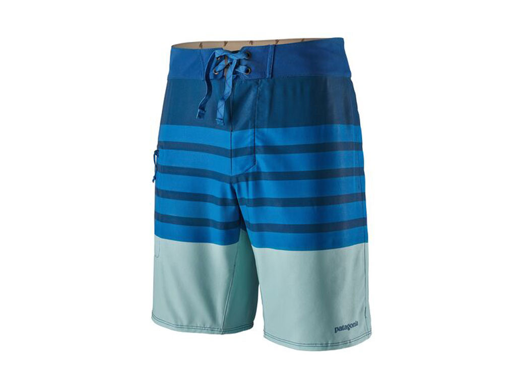 Patagonia. Stretch Planing Boardshort – 19”. In tessuto misto superleggero a rapida asciugatura da 125 g/m² composto da 91% poliestere riciclato e 9% elastan, con struttura elasticizzata in 4 direzioni. Lunghezza esterna ridotta: 48,3 cm, pensata per i surfisti che preferiscono una vestibilità più attillata ed essenziale. Prezzo consigliato: euro 85,00.