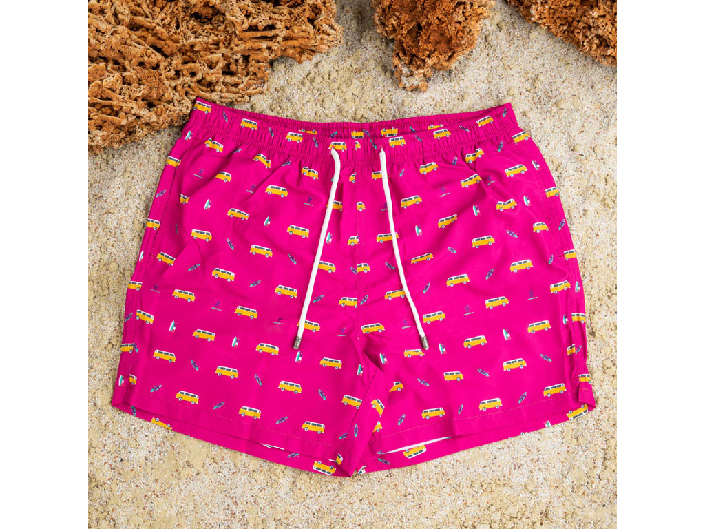 Red. Rede Group. Peonia. Shorts da mare con stampa all over, Pulmino e Surfista. 100% Poliestere. Prezzo: euro 87,00.