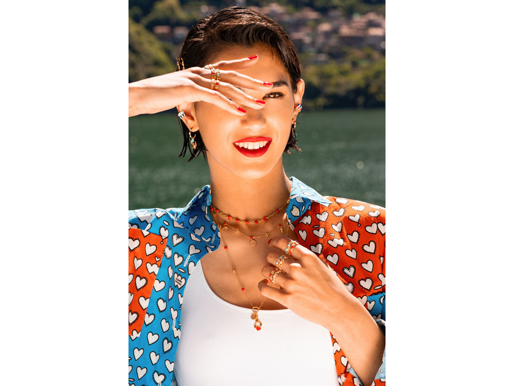 Rue des Mille. Marine Love. Summer capsule composta da 33 gioielli mono orecchini, ear cuff, girocolli, collane, anelli e cavigliere, realizzati in oro giallo e smalto. Colori: blu, giallo, rosa, turchese e corallo. Soggetti: aragosta rubacuori (LoveSter), granchio acchiappa sogni (MiSter), chela dell’amicizia (SeaSter), amuleto delle vacanze (HolySter).