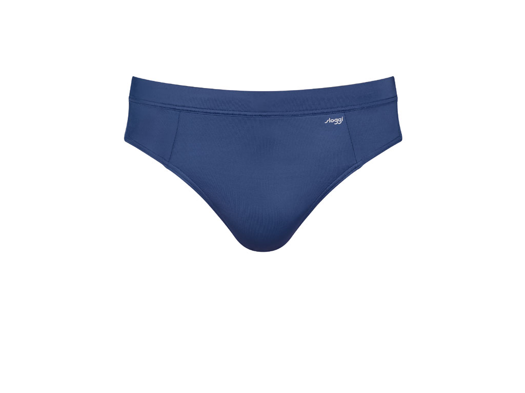 Sloggi. Men Shore Chukk. Slip da bagno con comodo girovita elastico per un fit aderente. Tecnologia Creora® Highclo per resistere al cloro e mantenere forma e vestibilità e tessuti REPREVE®, ottenuti dalla lavorazione delle bottiglia di plastica riciclata, per un’elasticità che dura nel tempo. Disponibile nelle tonalità blu e rosso. Prezzo: euro 24,95.