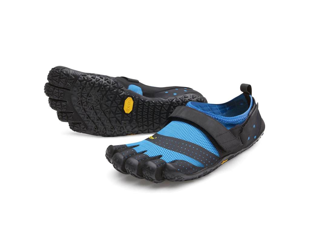 Vibram. Vibram FiveFingers V-Aqua. Suola di 3 mm in tecnologia Vibram Megagrip. Sottile, leggera e flessibile per una protezione essenziale, la scarpa lascia il piede libero di muoversi e protegge il piede nelle attività in acqua. Sottopiede in EVA perforato da fori di 2 mm per permettere all’acqua di defluire con facilità e alla calzatura di asciugarsi rapidamente. La tomaia è realizzata con un fit avvolgente e il mesh sintetico agevola l’asciugatura. Il rivestimento interno in silicone aumenta l’attrito tra la pelle e la tomaia, contrastando il rischio di scivolare e offrendo una calzata più sicura. Peso: M43 = 138 gr // W38 = 112 gr. Prezzo al pubblico consigliato: euro 99,00.