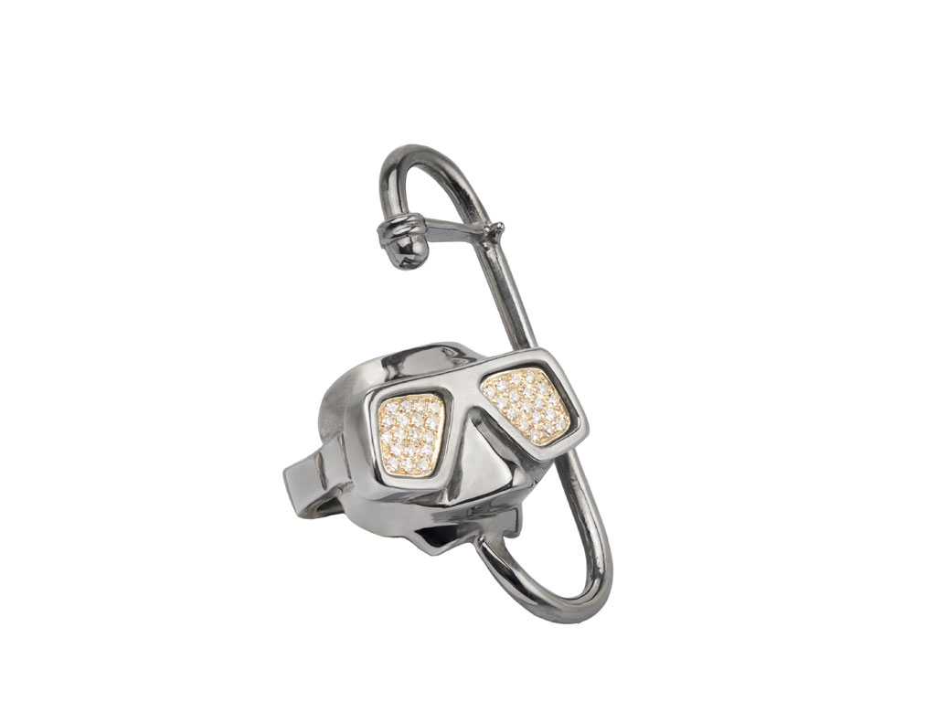 fututoRemoto Gioielli. Collezione Takerisks di Gianni De Benedittis. Anello Snorkeling disponibile in due versioni: una linea “prêt à porter” in argento e smalti e una luxury, nell’immagine, realizzata in argento 925% brunito, lenti della maschera in oro 750% con diamanti bianchi e rubini. Prezzo: euro 1.300,00.