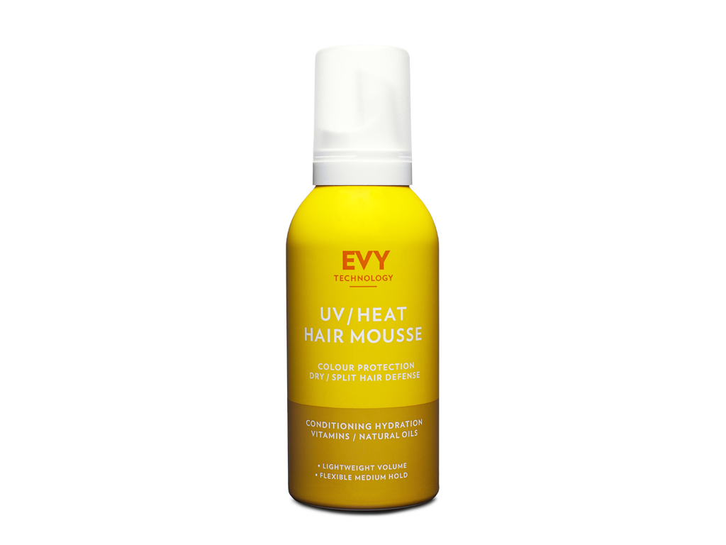 Evy Technology. UV/Heat Hair Mousse. Come utilizzare la mousse: durante l’esposizione al sole applicare sui capelli asciutti o bagnati. Utilizzare come balsamo, lasciando la mousse in posa, oppure per lo styling come termo protettore, o come prodotto volumizzante. Cospargere la mousse uniformemente sulla chioma dopo lo shampoo e dopo averli pettinati o spazzolati. Asciugare con il phon, procedere con lo styling. Non risciacquare. Agitare il flacone prima dell’uso, poi ruotarlo di modo che non fuoriesca del gas extra. Premere delicatamente per erogare la quantità desiderata di prodotto. Utilizzarne in piccole dosi aumentandole pian piano. Confezione: 150 ml. Prezzo: euro 30,00.