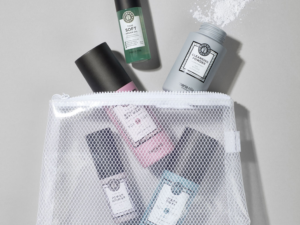Maria Nila. Summer Essentials Beauty Bag. Cinque prodotti must dalle collezioni Style & Finish e Care & Style. Il kit summer contiene: argan oil, cleansing powder, ocean spray, quick dry heat spray e power powder. Prezzo: euro 55,00.
