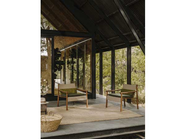 Arper Kata ph credits Salva Lopez Outdoor Collezione 2023