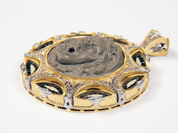 Ivan Barbato ciondolo oro giallo bianco e argento pietra lavica marmi e diamanti Sulle orme del tempo 4