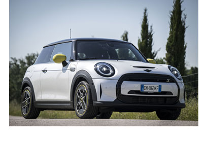 MINI Full Electric Elettrifigata, MINI Cooper SE con livrea Nanuq White