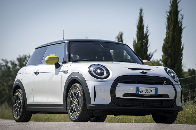 MINI Full Electric Elettrifigata, MINI Cooper SE con livrea Nanuq White