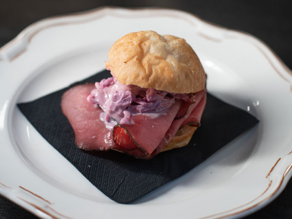 Da Berti Ristorante Milano Paninetto con pastrami cavolo e yogurt Pasqua Food 2024