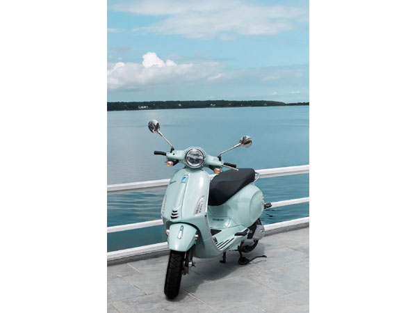 Vespa by the Pool Hamptons 1 600x