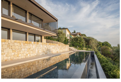 Luce, materia, paesaggio. Una villa sul Garda