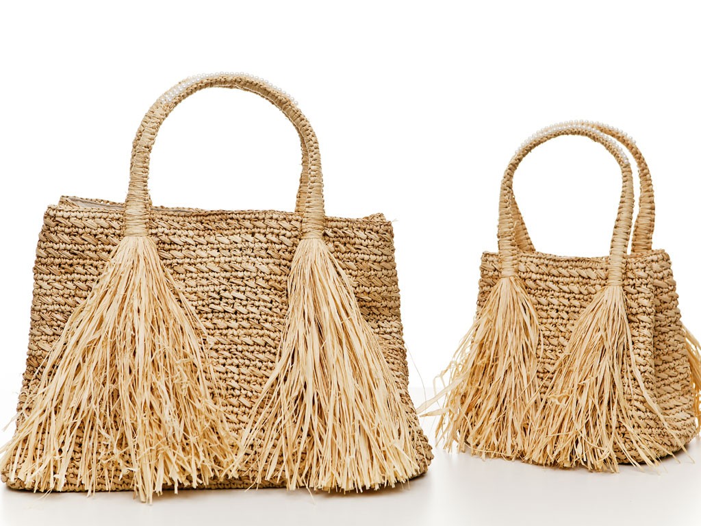 La Milanesa. La borsa in paglia “Sahara” è disponibile in due misure ed è caratterizzata da grandi frange.