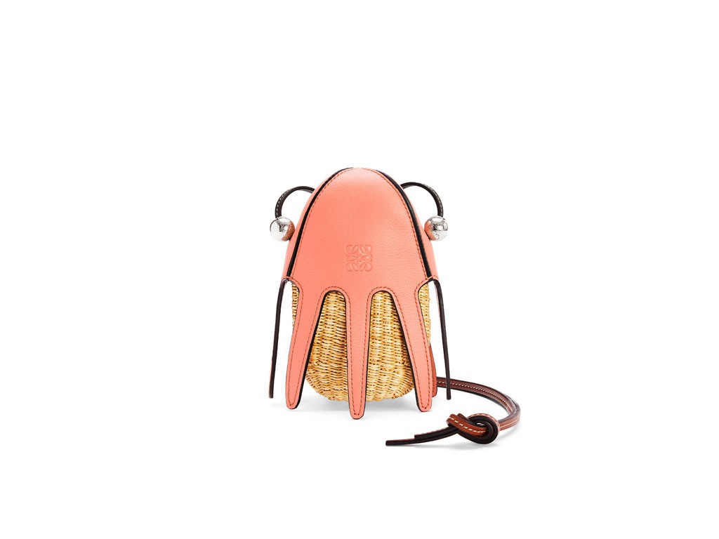 Loewe. “Octopus” la mini borsa a spalla in paglia intrecciata, rifiniture in pelle e logo impresso con goffratura incavata.