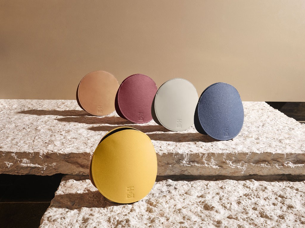Acqua di Parma e Poltrona Frau. Lo Smart Home Diffuser frutto del lavoro corale tra Acqua di Parma, Poltrona Frau e la coppia di designer italo-danese GamFratesi (Enrico Fratesi e Stine Gam) nasconde un cuore tecnologico che permette di profumare gli ambienti nel modo e nei tempi desiderati. Il dispositivo è wireless e può essere attivato anche da remoto con il proprio cellulare. La piacevole materaticità della PELLE FRAU® dà forma ai rivestimenti. Disponibili in cinque colori possono essere sostituiti e personalizzati, nelle Boutique Acqua di Parma, con l’incisione artigianale del proprio monogramma.