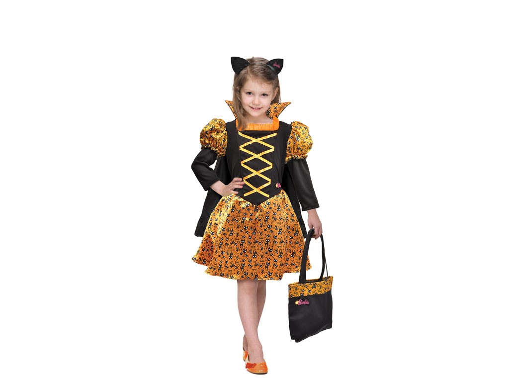 Barbie Strega dei Gatti. Abito con maniche a palloncino e decoro ad intreccio con nastri applicati. La gonna presenta una simpatica stampa con gatti creata ad hoc per richiamare la bambola originale. Mantella stacca/attacca con collo rivestito che si abbina alla gonna. Completo di borsetta abbinata e cerchietto con orecchie di gatto brandizzati. Taglie da 3 a 10 anni. Prezzo: euro 19,90.