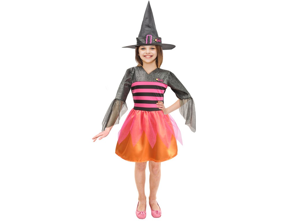 Barbie Strega Glamour. Abito composto da gonna con tulle glitter, corpetto decorato con inserti di tessuto e impreziosito da maniche in glitter. Completo di cappello da strega brandizzato con fascia glitter e fibbia rosa. Taglie da 3 a 10 anni. Prezzo: euro 19,90.