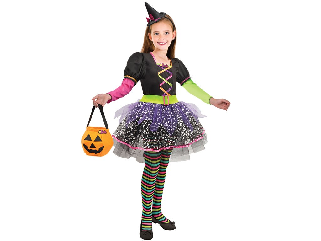 Barbie Strega Multicolor. Abito con maniche ed inserti colorati con gonna in tulle multistrato, collant a righe colorate e cerchietto brandizzato con mini cono strega glitterato con fiocco rosa. Completamento il costume, una cintura in tinta con chiusura velcro e borsetta brandizzata a forma di simpatica zucca. Taglie da 3 a 10 anni. Prezzo: euro 19.90.