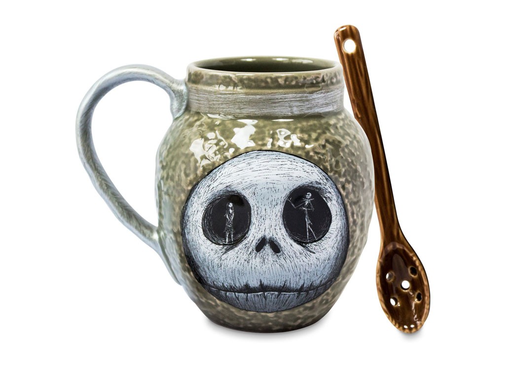 shopDisney.it. Tazza e cucchiaio Jack Skeletron. La tazza in grés è corredata da un cucchiaio forato. Prezzo al pubblico: euro 19,90.