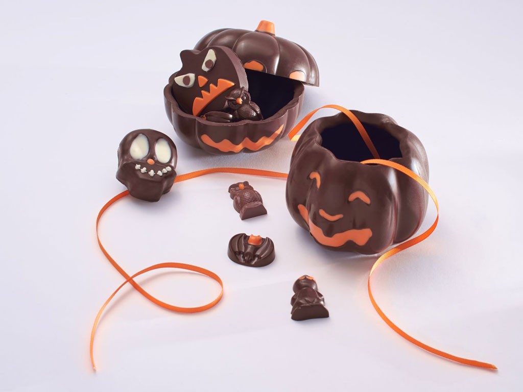 Solbiati Cioccolato. Praline a forma di fantasmi, teschi, pipistrelli e zucche della maitre chocolatier Simona Solbiati in fine cioccolato belga fondente, al latte e bianco. I prodotti possono essere acquistati sullo shop online o presso il laboratorio milanese.