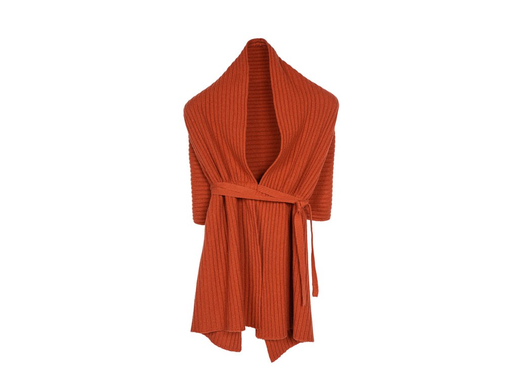 Abstract Scarf. Cappa lavorata a maglia, punto a coste inglesi,90% lana e 10% cashmere. Capo realizzato in Italia. Prezzo: euro 219,00.