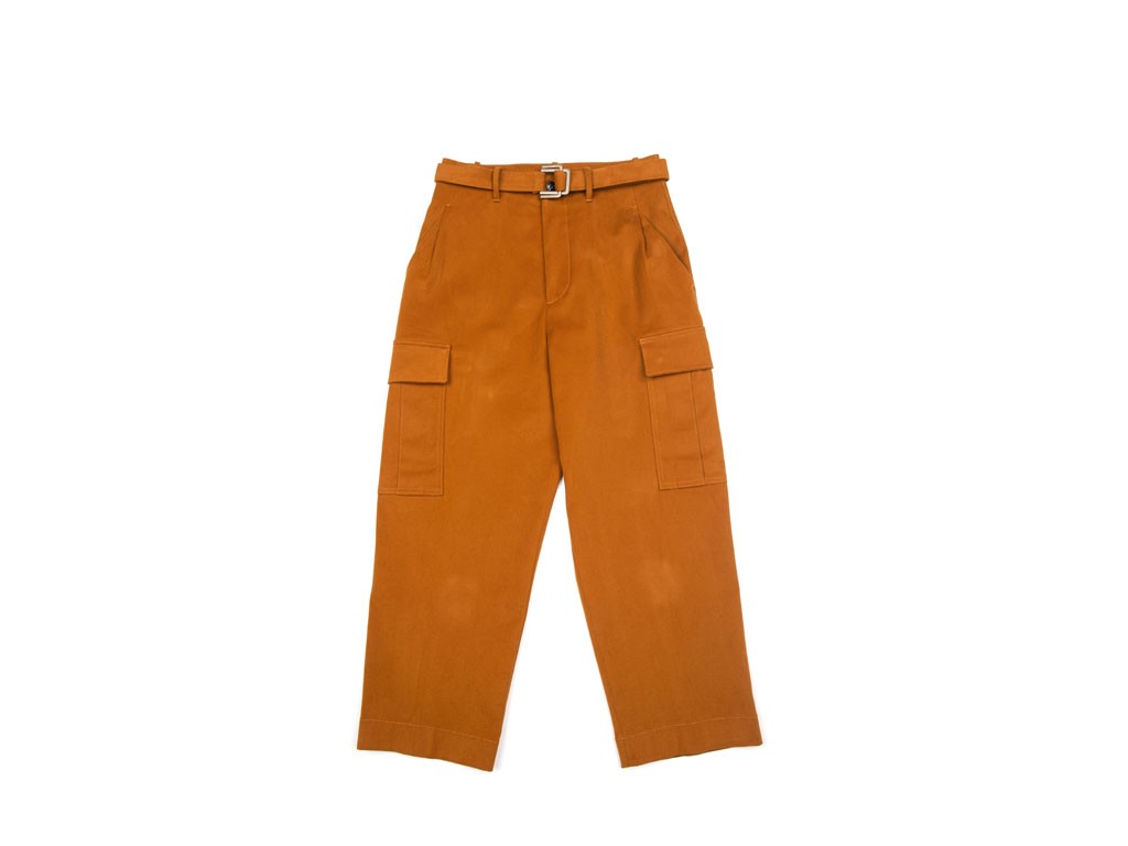Woman In Berwich. 4200 Cargo – Ts1620x – Orange. Pantalone donna, oversized fit, vita alta, in tessuto bull cotton stretch. Made in Italy. Collezione Autunno Inverno 2021-2022. Prezzo: euro 244,00.