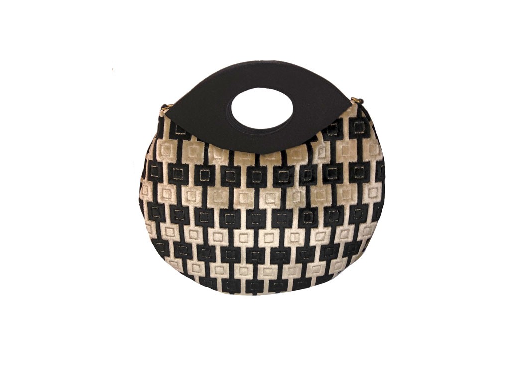 La Milanesa. Oblo’. Borsa 100% velluto e seta. Manici in gomau e tracolla oro. Dimensioni: L40xP5 cm. Colori: bianco e nero o panna. Prezzo: euro 240,00.