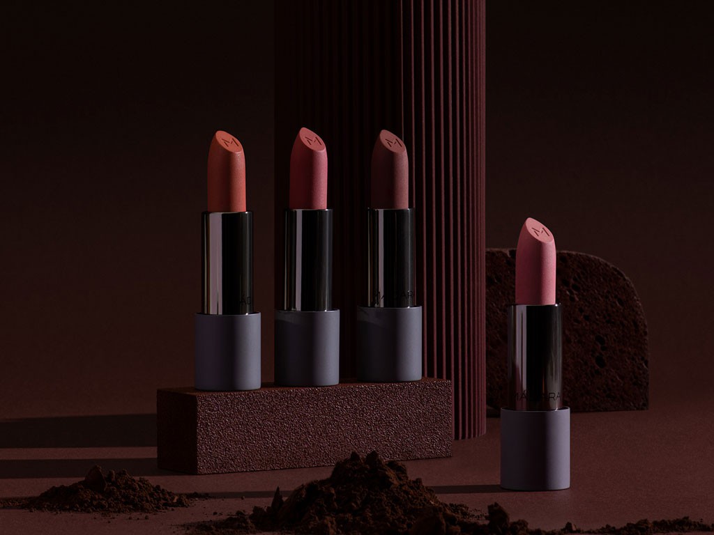 Màdara Organic Makeup. Velvet Wear. Matte Cream Lipstick. Formula 100% vegana. Olio di semi di mirtillo, olio di crusca ei riso e vitamina. Burro di karitè. Le sfumature del prodotto sono create mescolando ossido di ferro e mica. Tonalità: Whisper, Aura, Cool Nude, Warm Nude, Magma e Dark Nude. Prezzo: euro 27,00. (Distribuito in Italia da Giada Distributions).