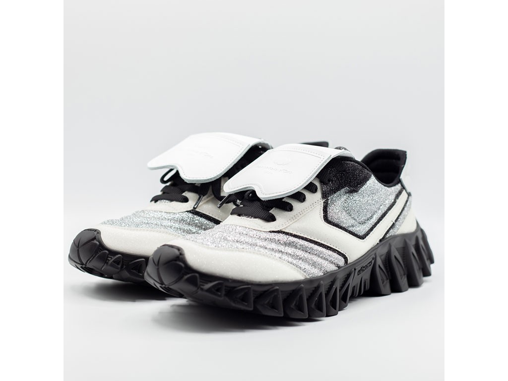 Pantofola d’Oro. Sneakerball Women’s Sneakers. Pelle glitter grigio chiaro in vitello. Suola vibram. Linguetta rovesciata Prezzo: euro 260,00.
