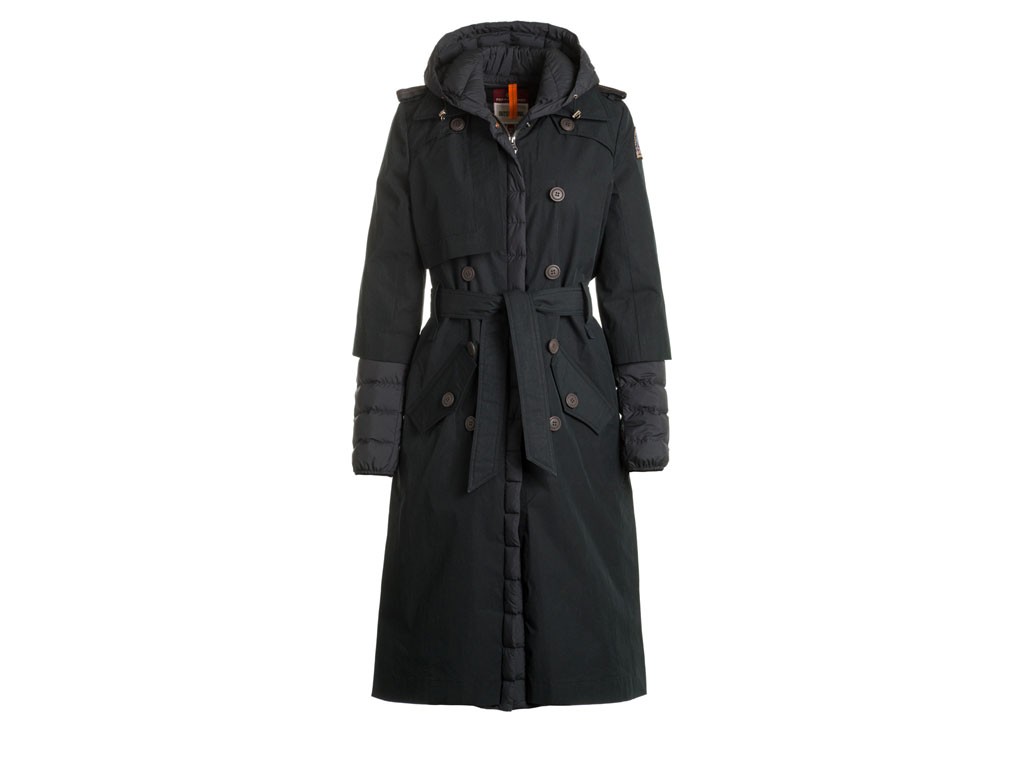 Parajumpers. Ronney. Trench e giacca imbottita. Il trench è un twill di cotone-nylon con trattamento idrorepellente mentre la giacca imbottita è in taffetà di poliestere con finitura opaca a tenuta piuma e trattamento idrorepellente. Il cappuccio è regolabile con coulisse. Due tasche abbottonate sul trench e due sul piumino e altre due interne. Cerniera a doppio cursore e cintura in vita. Polsini elasticizzati con finitura in lycra. Tonalità: cappuccino e nero. Prezzo: euro 820,00.