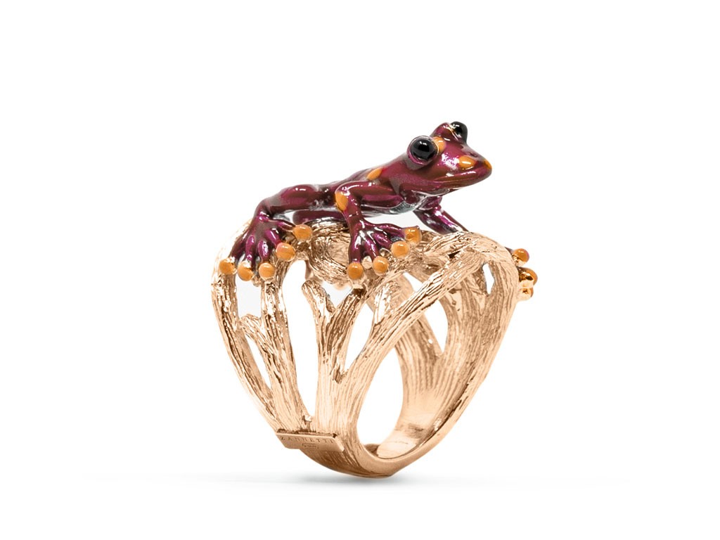 Zannetti Jewelry. Anello Rana Di Bambù Arancione. Argento placcato oro rosa 18kt – Argento trattato. Alamaro multicolore smaltato a mano L'anello è regolabile premendo lentamente su entrambi i lati adattandosi alle dimensioni dell'anello da 18' a 21’. Prezzo: euro 230,00.