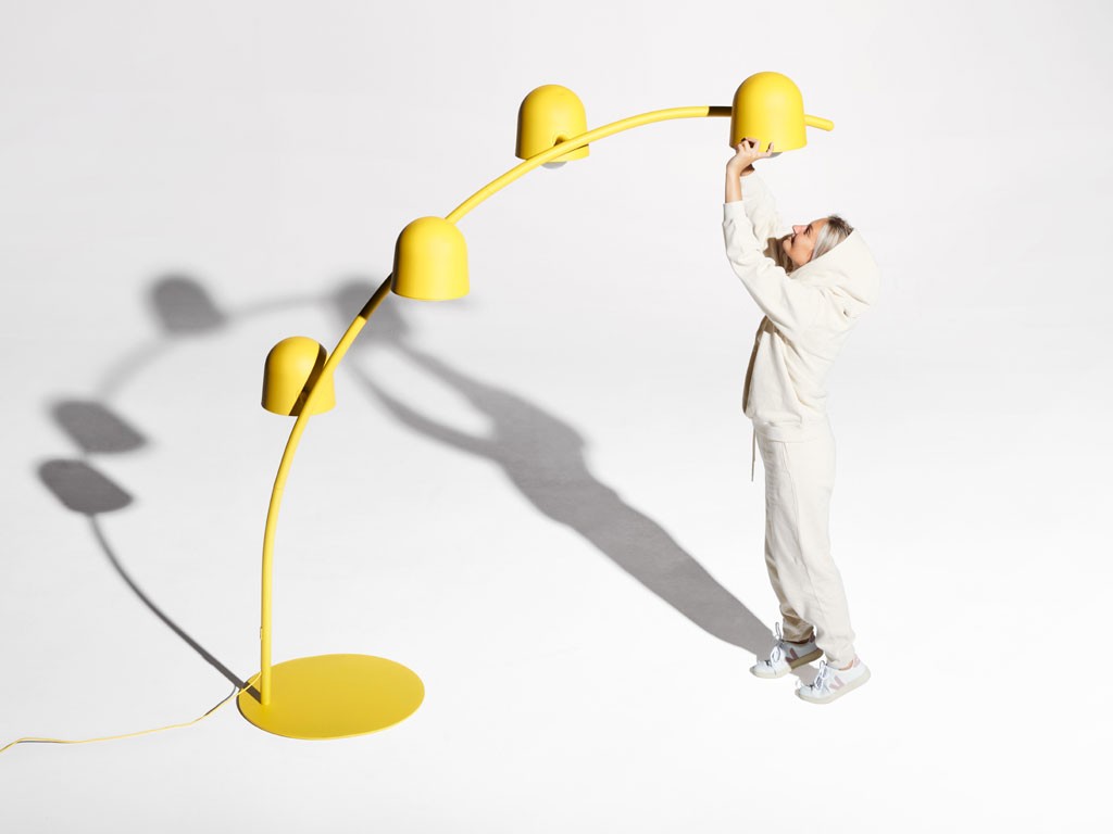 Fatboy. Big Lebow, designer Kraner e Gille. Lampada da terra ad arco, Banana Yellow. Arco di 2,34 metri e solida base, realizzati in acciaio verniciato a polvere. Le calotte sono in alluminio e le luci regolabili. Lavare con panno morbido e acqua tiepida e, se necessario con sapone neutro. Dimensioni: 234x186x64 cm. Peso: 44 kg. Colori: light grey, banana yellow e antracite. Prezzo: euro 1.399,00.