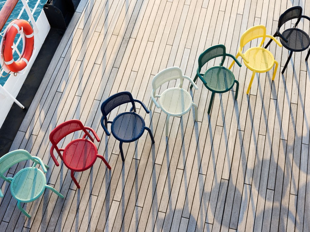 Fatboy. Collezione Toní, design Erik Stehmann. La sedia Toní Chair ideale per ambienti esterni è in alluminio, impilabile e facile da spostare. Design giocoso che ricorda la classica seduta da bistrot. Disponibile in svariate tonalità. Prezzo: euro 239,00.