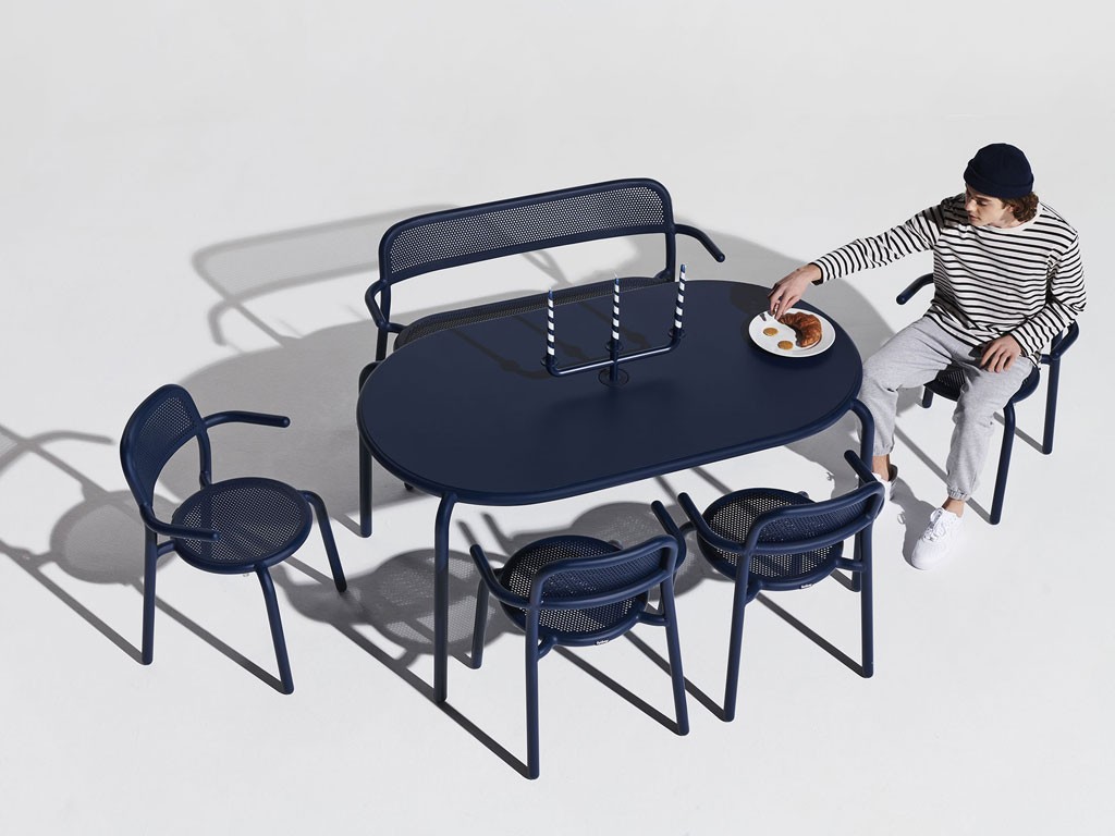 Fatboy. Collezione Toní, design Erik Stehmann. La sedia Toní Chair ideale per ambienti esterni è in alluminio, impilabile e facile da spostare. Design giocoso che ricorda la classica seduta da bistrot. Disponibile in svariate tonalità. Prezzo: euro 239,00. Toní Bankski, la panchina da giardino per due/tre persone. Dimensioni: 127x53,5x77,5 cm, larghezza seduta 111 cm, profondità 44 cm. Peso: 9,95 kg. Prezzo. 649,00 euro. Toní Tavolo, tavolo da esterno per sei persone, ultra leggero in alluminio, con gambe regolabili e trattato con rivestimento per resistere ai raggi UV e agli agenti atmosferici. Dimensioni: 160x90x76. Peso: 16,3 kg. Prezzo: euro 999,00.