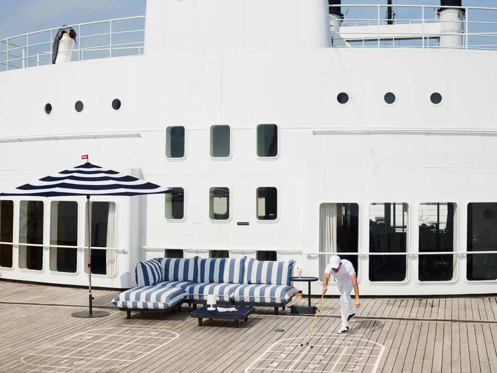 Fatboy. Paletti Sistema lounge modulare. Stripe Ocean Blu. Set lounge ispirato al telaio di base per pallet. Con gli elementi, a moduli, è possibile creare il set lounge ideale, dal divano intimo al set completo da giardino. I moduli sono realizzati con materiali riciclati e prodotti in maniera sostenibile. Prezzo: da euro 649,00.