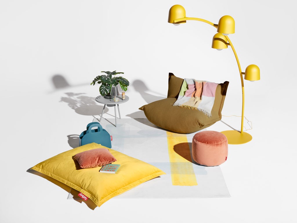 Fatboy. I prodotti. In senso orario. Poltrona Bonbaron Sherpa Ecru. Prezzo: 749,00. Colour Blend Blanket Coperta Spring. Prezzo: euro 199,00. Lampada da terra ad arco Big Lebow, banana yellow. Prezzo: 1.399,00. Point Velvet Recycled Prezzo: euro 99,00. Original Slim Teddy Cheeky Lemon. Prezzo: 219,00 euro. Pop Pillow Blossom. Prezzo: euro 65,00. Sjopper-Kees Prezzo: euro 79,00. Bakkes fioriera/tavolino Light grey. Prezzo: euro 189,00. Tappeto Colour Blend Rug Grand Midsummer. Prezzo: euro 449,00.