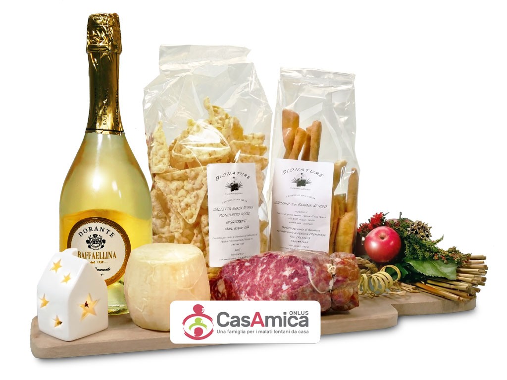 CasAmica Onlus e Alveare Meneghino. Box composta da: bottiglia di spumante Pinot Nero Brut, gallette di mais, grissini, salame nostrano riserva e tomino (donazione minima 35€).