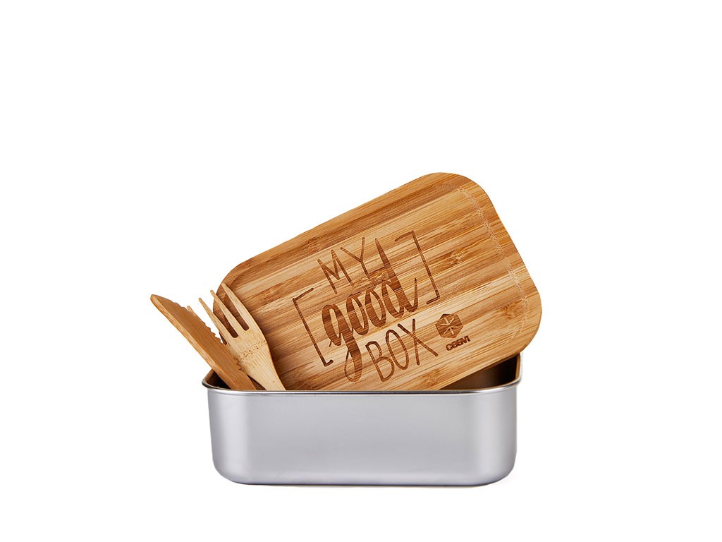 Cesvi. Lunch box realizzata in acciaio inox con coperchio in legno, e posate in legno incluse nella confezione. La donazione consigliata è di 19,00 euro.