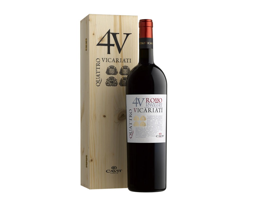 Cavit. Quattro Vicariati Rosso 2017. Abbinamento: primi piatti di pasta asciutta, con sughi saporiti, carne alla griglia e formaggi stagionati. Temperatura di servizio: 16-18°C. Caratteristiche organolettiche: colore rosso rubino intenso e luminoso; regala sensazioni balsamiche, di prugna, mora e tabacco. Al gusto evidenzia grande equilibrio con note di peperone verde e piccoli frutti rossi maturi. Sapido e morbido con tannini nobili. Chiude speziato. Finale lungo e avvolgente. Prezzo: euro 16,00.